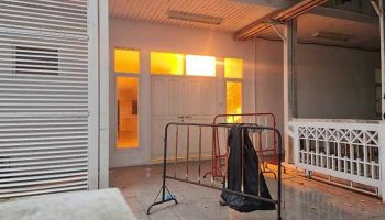 Пожар в здании в Нонтхабури вызвал панику среди студентов (видео)