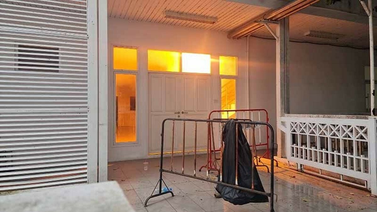 Пожар в здании в Нонтхабури вызвал панику среди студентов (видео)