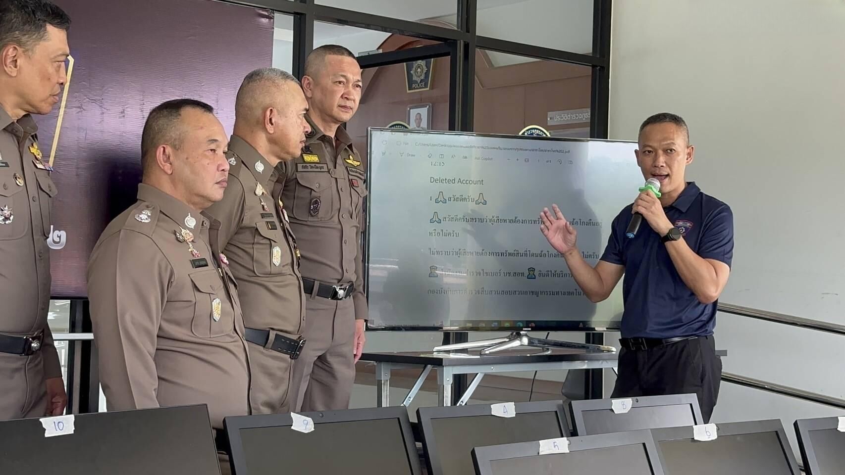 Полиция "позвонила" в связи с мошеннической операцией колл-центра Шри-Рачи
