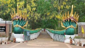 Посетители стекаются в Хамчанодь на ритуал освящения чаши с водой