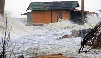 Премьер-министр посоветовал тайцам в Японии прислушаться к рекомендациям о цунами