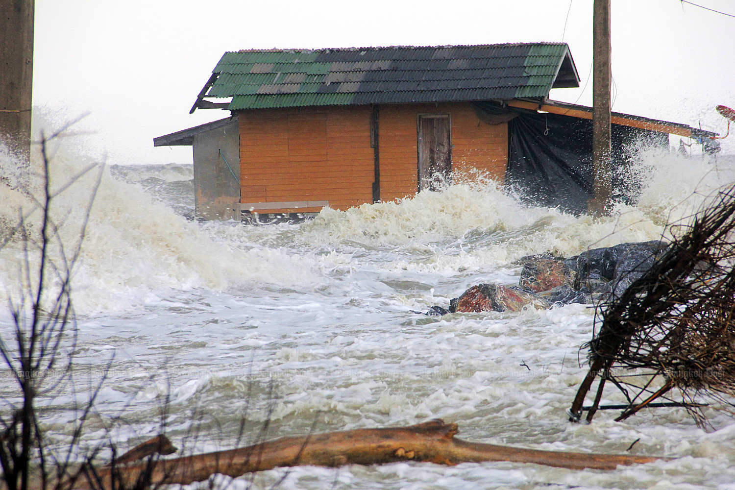 Премьер-министр посоветовал тайцам в Японии прислушаться к рекомендациям о цунами