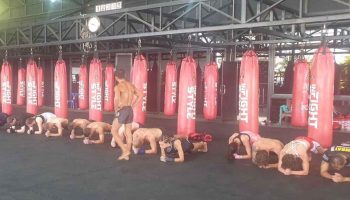 Премьер-министр Сретта хвалит "Деревню Муай Тай на Пхукете" за то, что она поощряет длительное пребывание