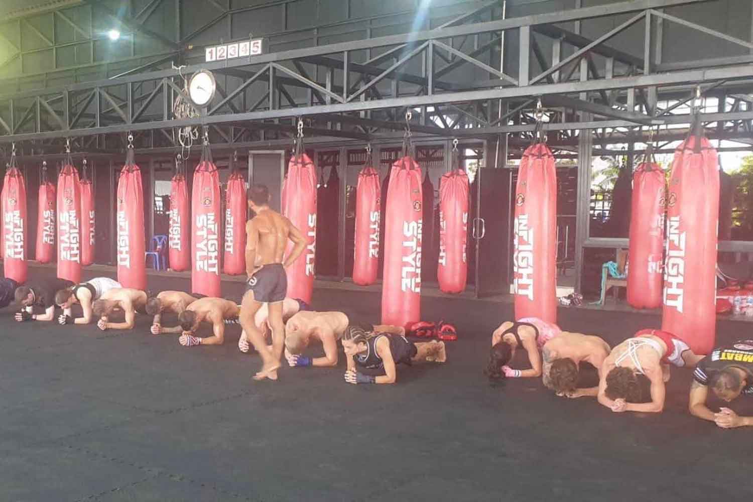 Премьер-министр Сретта хвалит "Деревню Муай Тай на Пхукете" за то, что она поощряет длительное пребывание