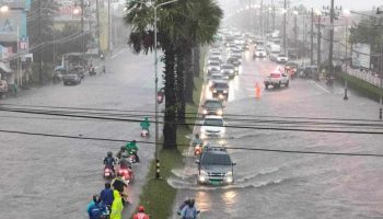 Пхукет или уезжайте с него: затопленные дороги сводят на нет планы поездок в аэропорт острова