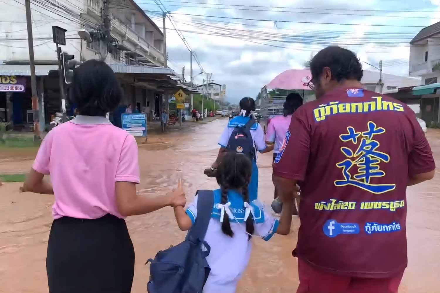 Река выходит из берегов, затоплено 600 домов