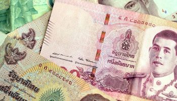 Рост курса тайского бата сталкивается с угрозами на фоне политической драмы и банковской политики