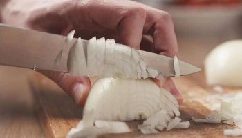 Советы шеф-повара Яна по нарезке лука вызывают смех и слезы