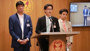 Тайские депутаты призывают к новой конституции после отставки премьер-министра Сретты