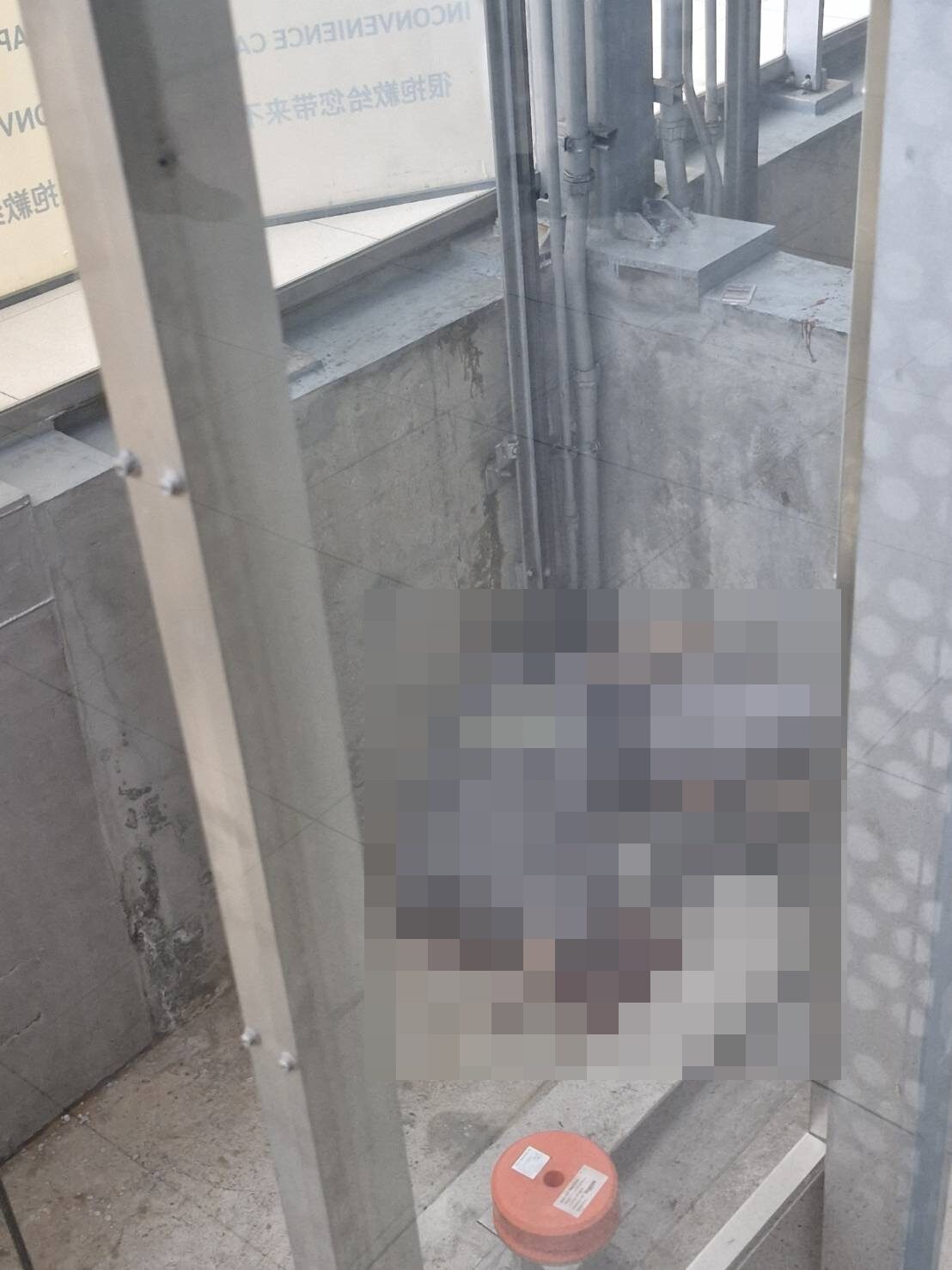 Техник разбился насмерть во время ремонта лифта в аэропорту Бангкока