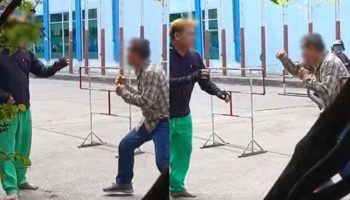 Уличная драка водителей тук-туков стала вирусной, вызвав возмущение (видео)