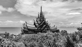 Фотография туриста в тайском храме вызвала дискуссию в Интернете