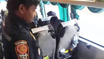 Шокированный пассажир автобуса узнает, что молчаливый спутник мертв