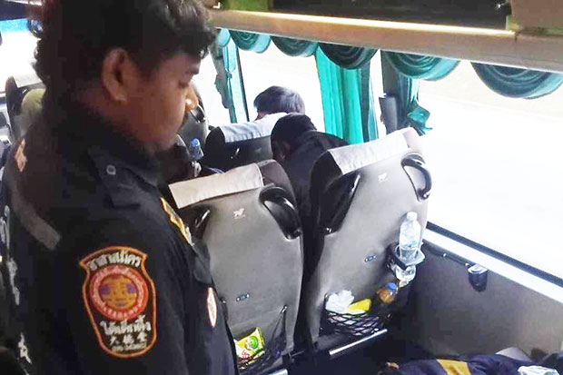 Шокированный пассажир автобуса узнает, что молчаливый спутник мертв