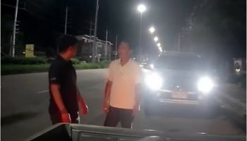 Ярость на дороге: водитель с ножом в руках угрожает мужчине в Чиангмае (видео)