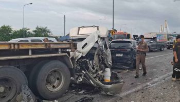 22-колесный грузовик врезался в 16 автомобилей