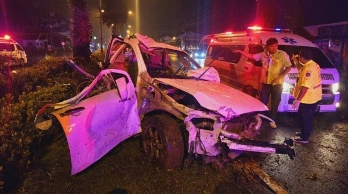 В аварии пикапа на Пхукете погибли два подростка, еще один в критическом состоянии