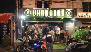 В результате налета на паб в Паттайе был пойман нелегальный канадский диджей, британец с мечом в руках