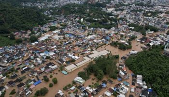 В результате оползня погибли 6 человек, а наводнения опустошили Север страны