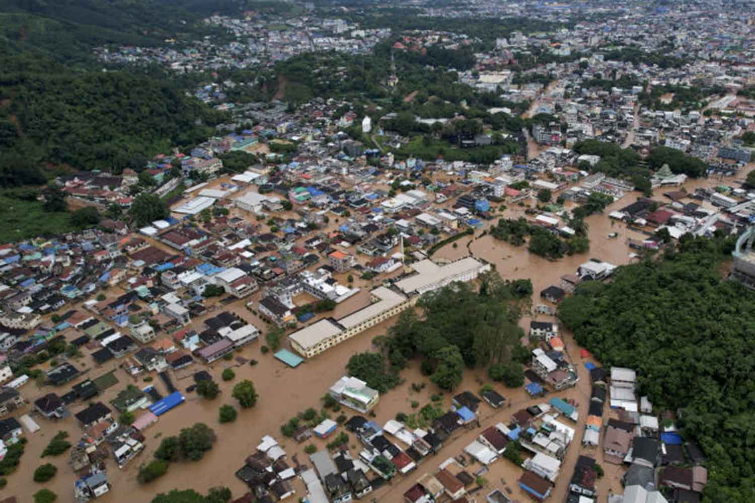 В результате оползня погибли 6 человек, а наводнения опустошили Север страны