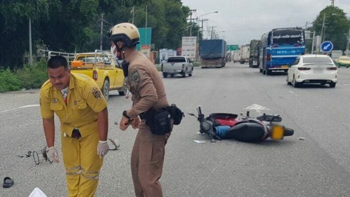 Водитель мототакси погиб при столкновении пикапа в Чонбури