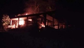 Вооруженные нападавшие совершают набеги на святилище Халабала, крадут дробовики и поджигают дома