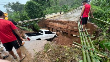 Грузовик сорвался с размытого моста во время сильного дождя