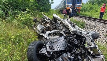 Двое погибли, ребенок выжил в столкновении поезда с грузовиком