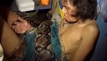 Женщину спасли из объятий крупного питона