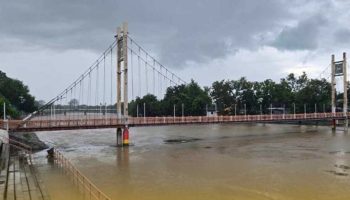 Жителей Лампанга предупредили о повышении уровня воды из-за сильного дождя