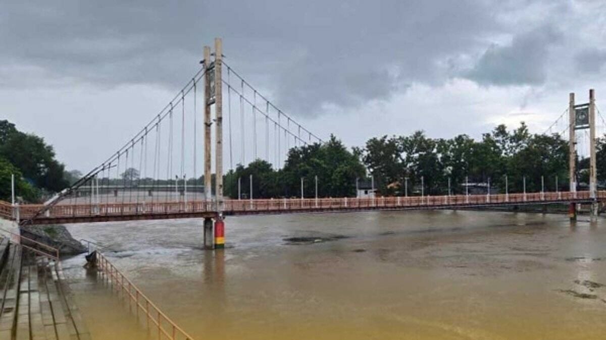 Жителей Лампанга предупредили о повышении уровня воды из-за сильного дождя
