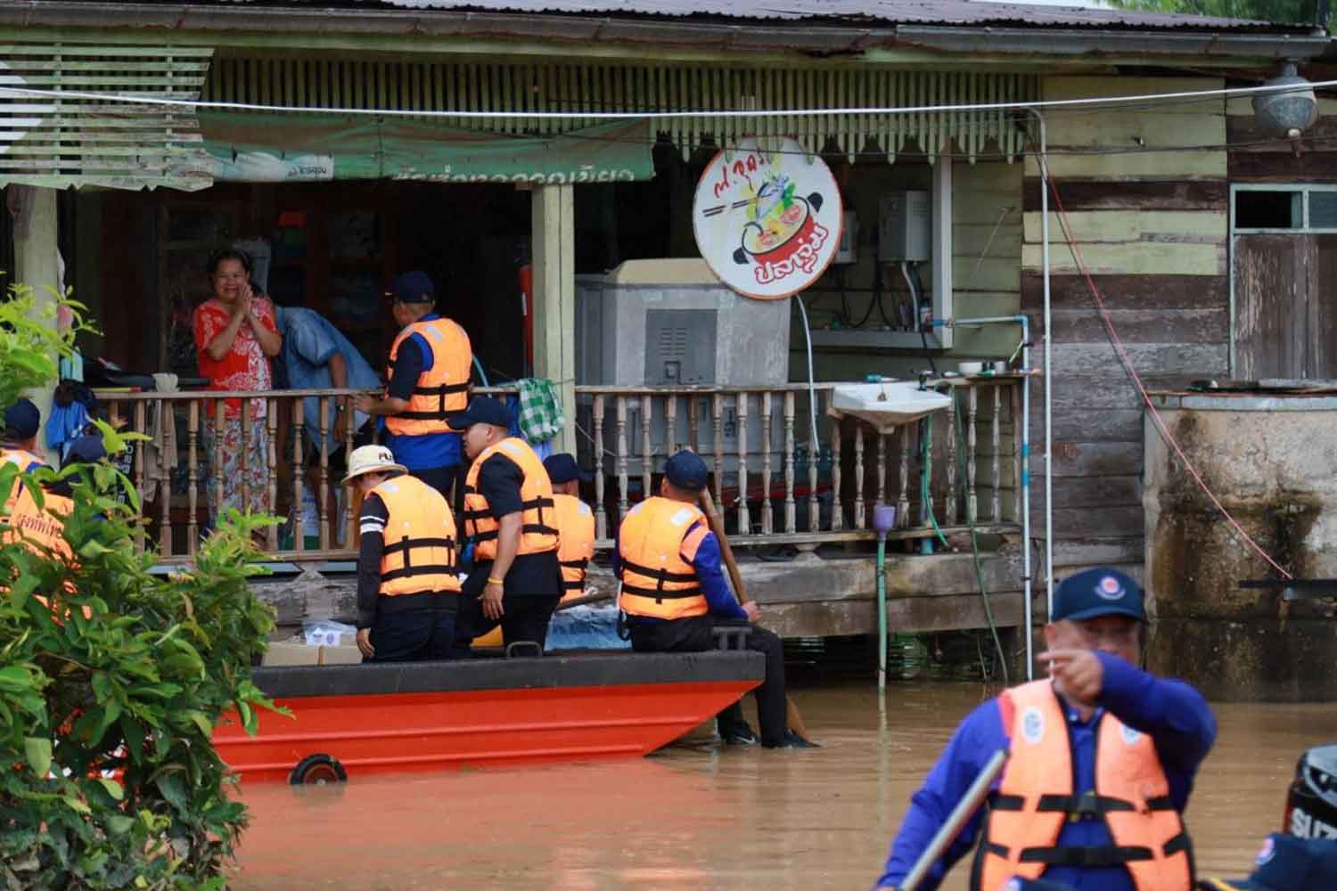 Жители Сукхотаи обращаются за помощью