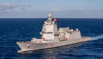 Итальянский боевой корабль пришвартуется в Лаем-Чабанге