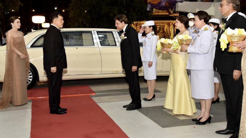 Король Таиланда посетил «Лебединое озеро» в Бангкоке