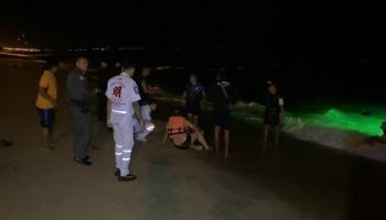 Лодка для ловли кальмаров затонула недалеко от острова Ко Чун недалеко от Паттайи, двое спасены