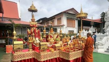 Местные жители ищут удачу в лотерее на церемонии в храме Пхраэ