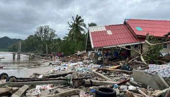 Морская волна опустошает деревню Транг, оставляя жителей без крова