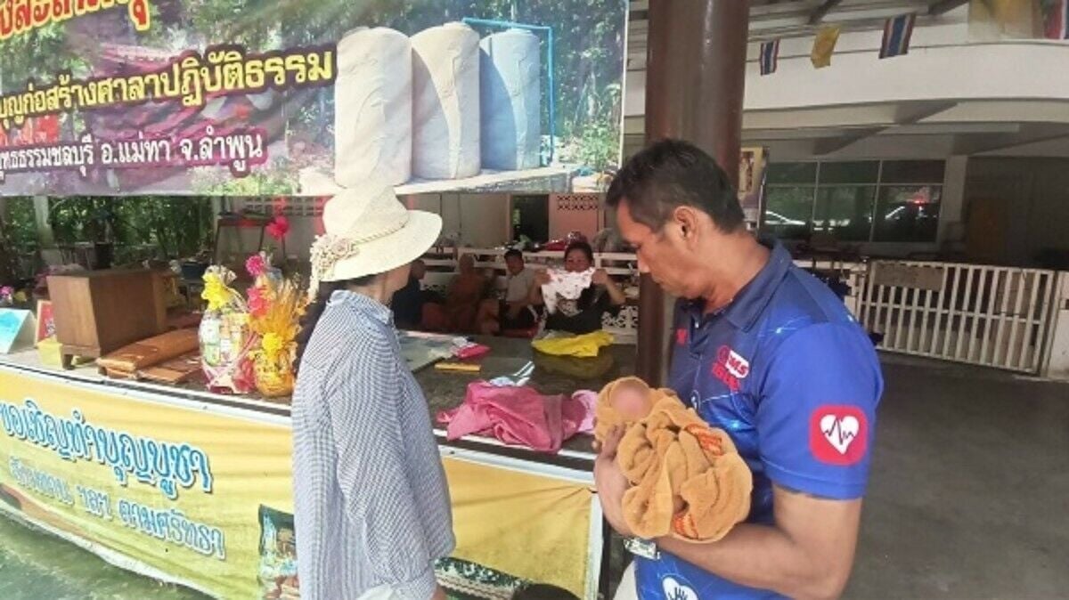 Новорожденная девочка брошена в туалете храма в Чонбури