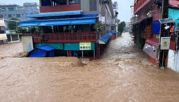 Оживленный пограничный рынок Мэй Сай был переполнен