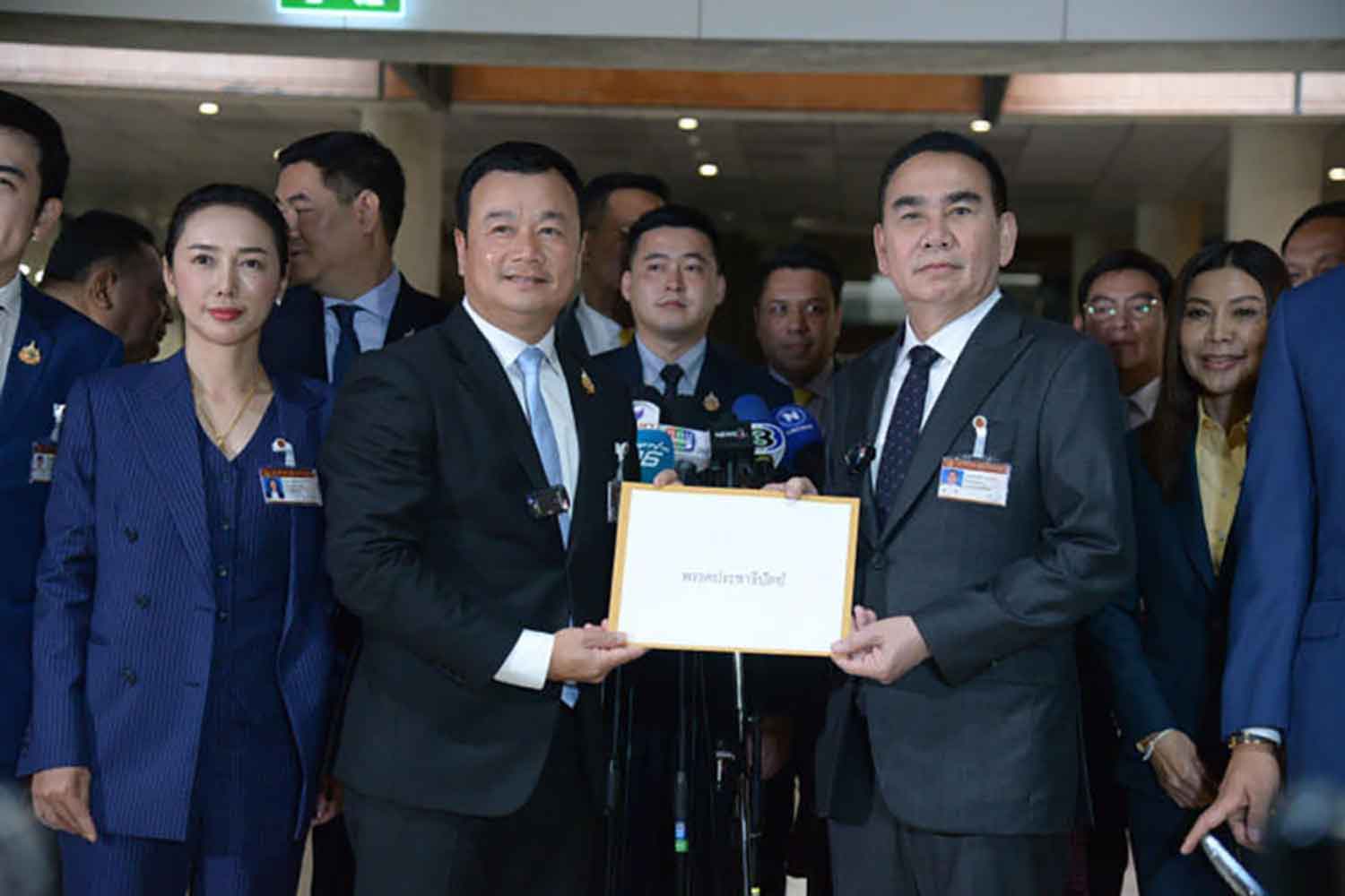 Опрос: Большинство южных тайцев не одобряют присоединение демократов к Pheu Thai