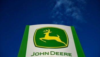 Орган по борьбе со взяточничеством расследует дело о взятках Deere
