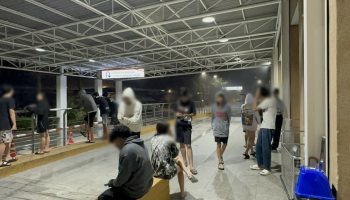 Подросток ранен в столкновении молодежи в Паттайе, мать требует действий полиции