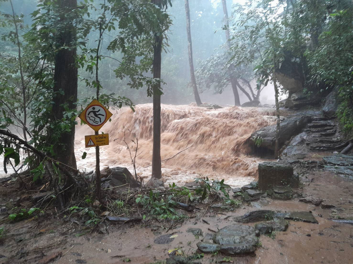 Популярные водопады закрыты из-за дождя в Чиангмае