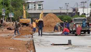 Правительство "взяло на себя обязательство" установить минимальную заработную плату в размере 400 бат