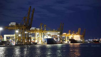 Правительство "не намерено закрывать порт Бангкока"