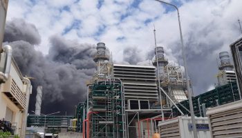 Предупреждение о токсичном дыме из-за пожара в промышленном комплексе в Районге Таиланда