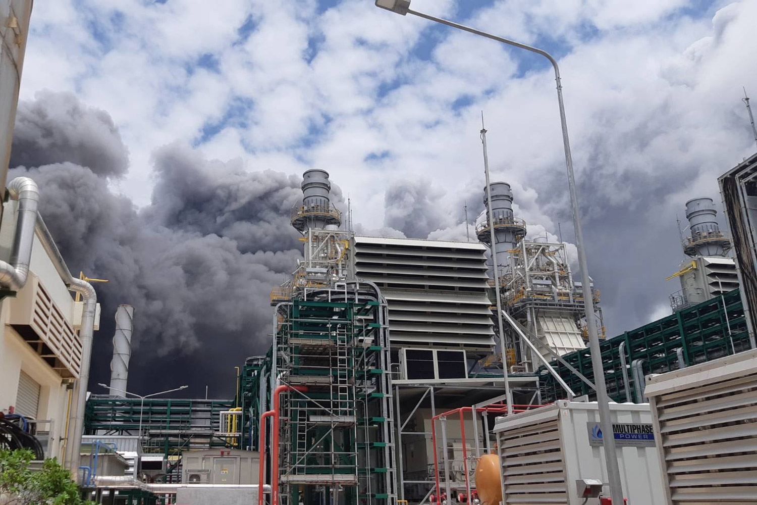 Предупреждение о токсичном дыме из-за пожара в промышленном комплексе в Районге Таиланда