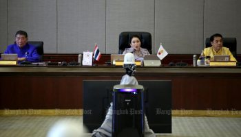 Премьер-министр выбирает сторонников Таксина в качестве политических советников