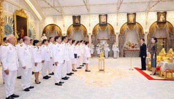 Премьер-министр, министры приносят присягу перед королем