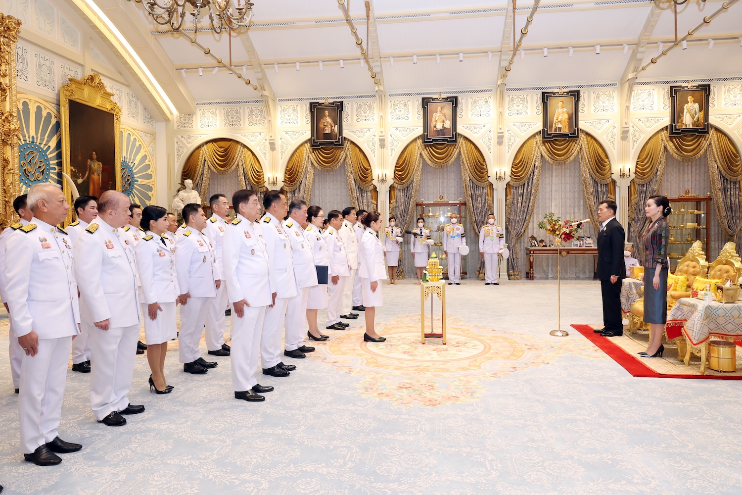 Премьер-министр, министры приносят присягу перед королем